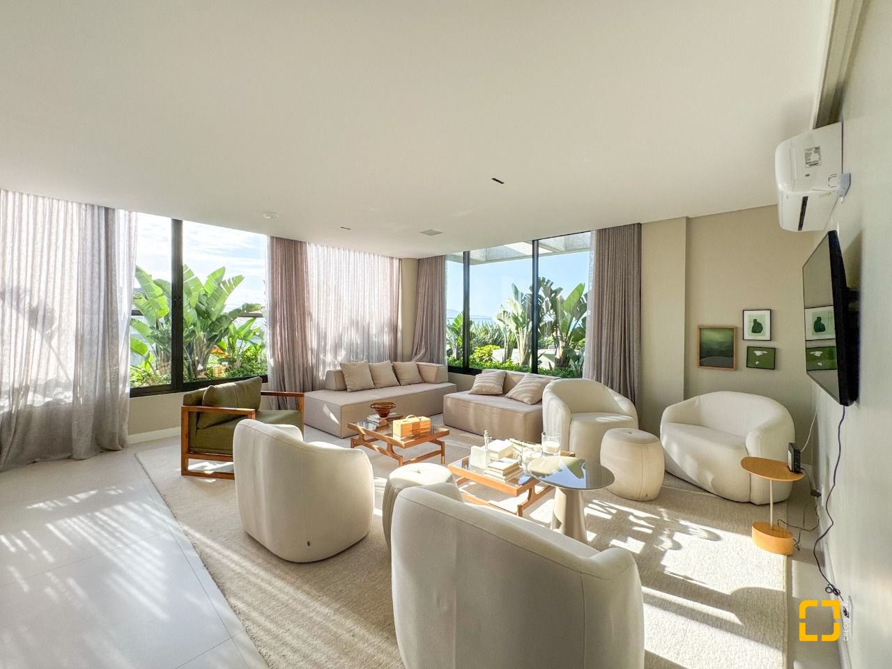 Apartamento com 236m², 3 quartos (sendo 3 suítes), 2 garagens, no bairro Jurerê em Florianópolis