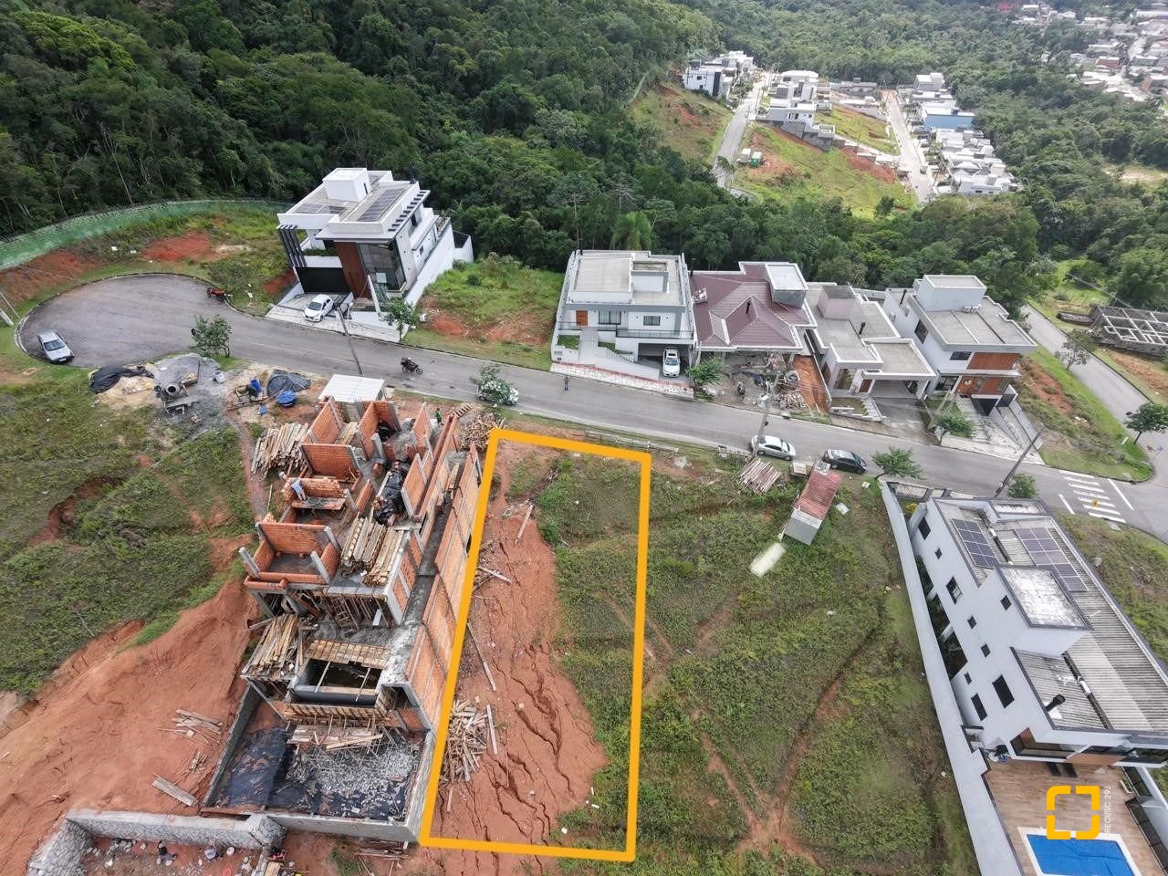 Terreno com 360m², no bairro Forquilhas em São José