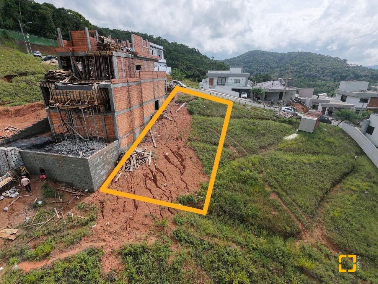 Terreno com 360m², no bairro Forquilhas em São José