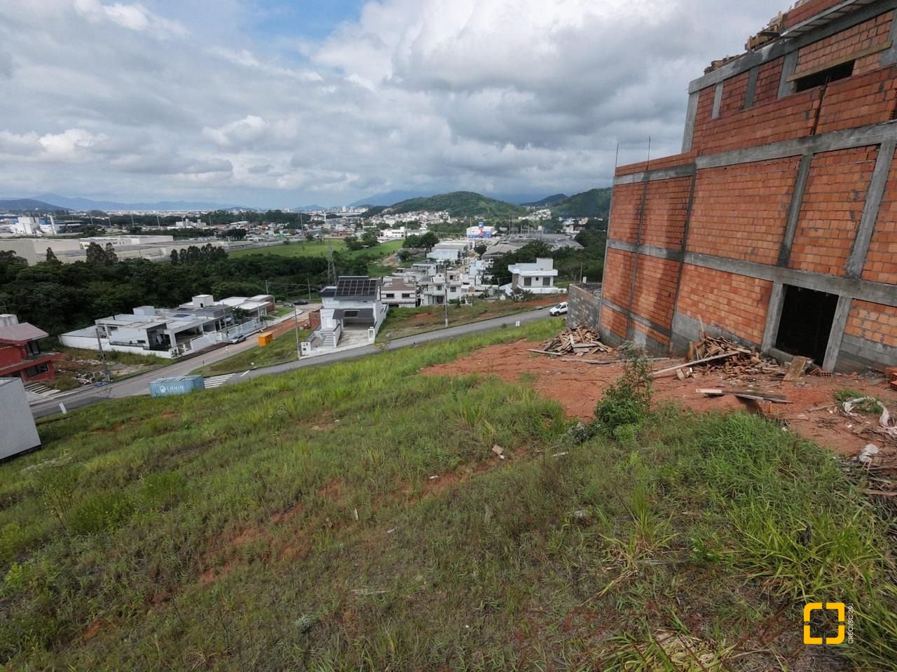 Terreno com 360m², no bairro Forquilhas em São José