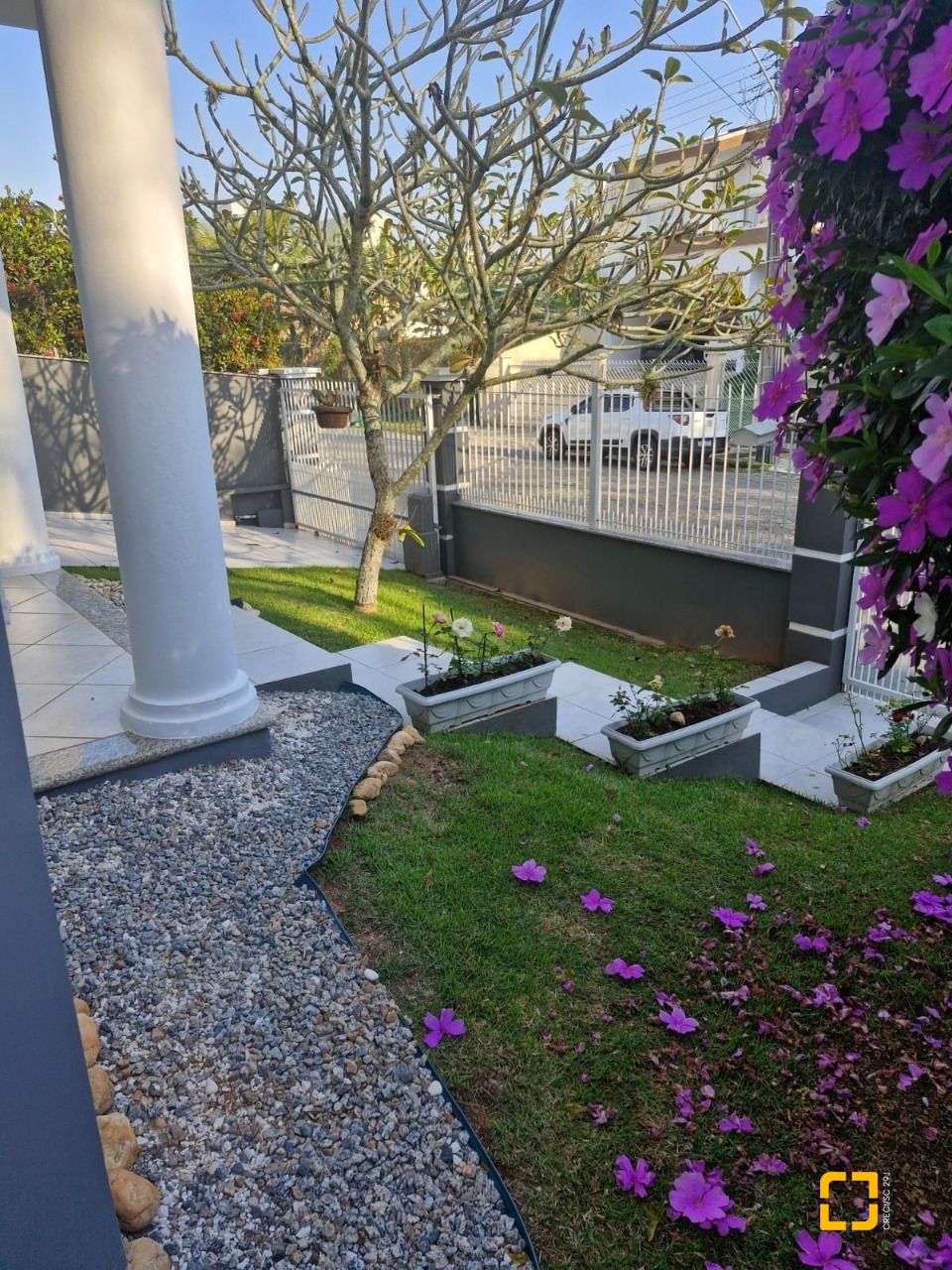 Casa com 240m², 5 quartos (sendo 1 suíte), 2 garagens, no bairro Santa Mônica em Florianópolis