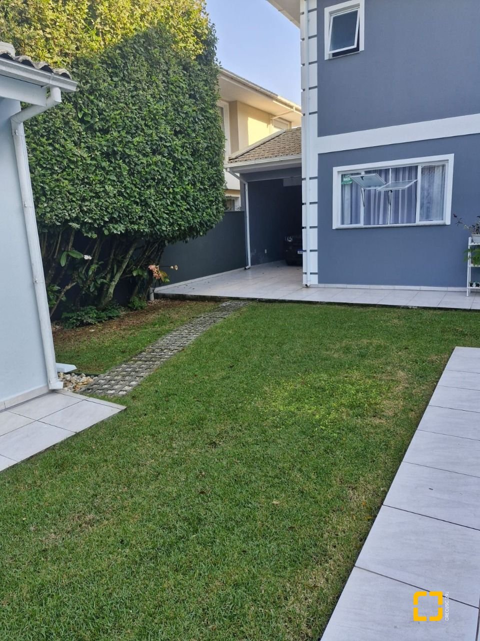 Casa com 240m², 5 quartos (sendo 1 suíte), 2 garagens, no bairro Santa Mônica em Florianópolis