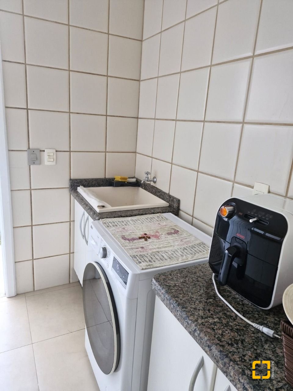Casa com 240m², 5 quartos (sendo 1 suíte), 2 garagens, no bairro Santa Mônica em Florianópolis