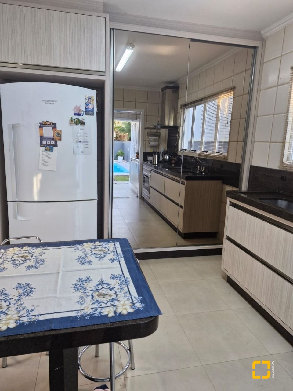 Casa com 240m², 5 quartos (sendo 1 suíte), 2 garagens, no bairro Santa Mônica em Florianópolis