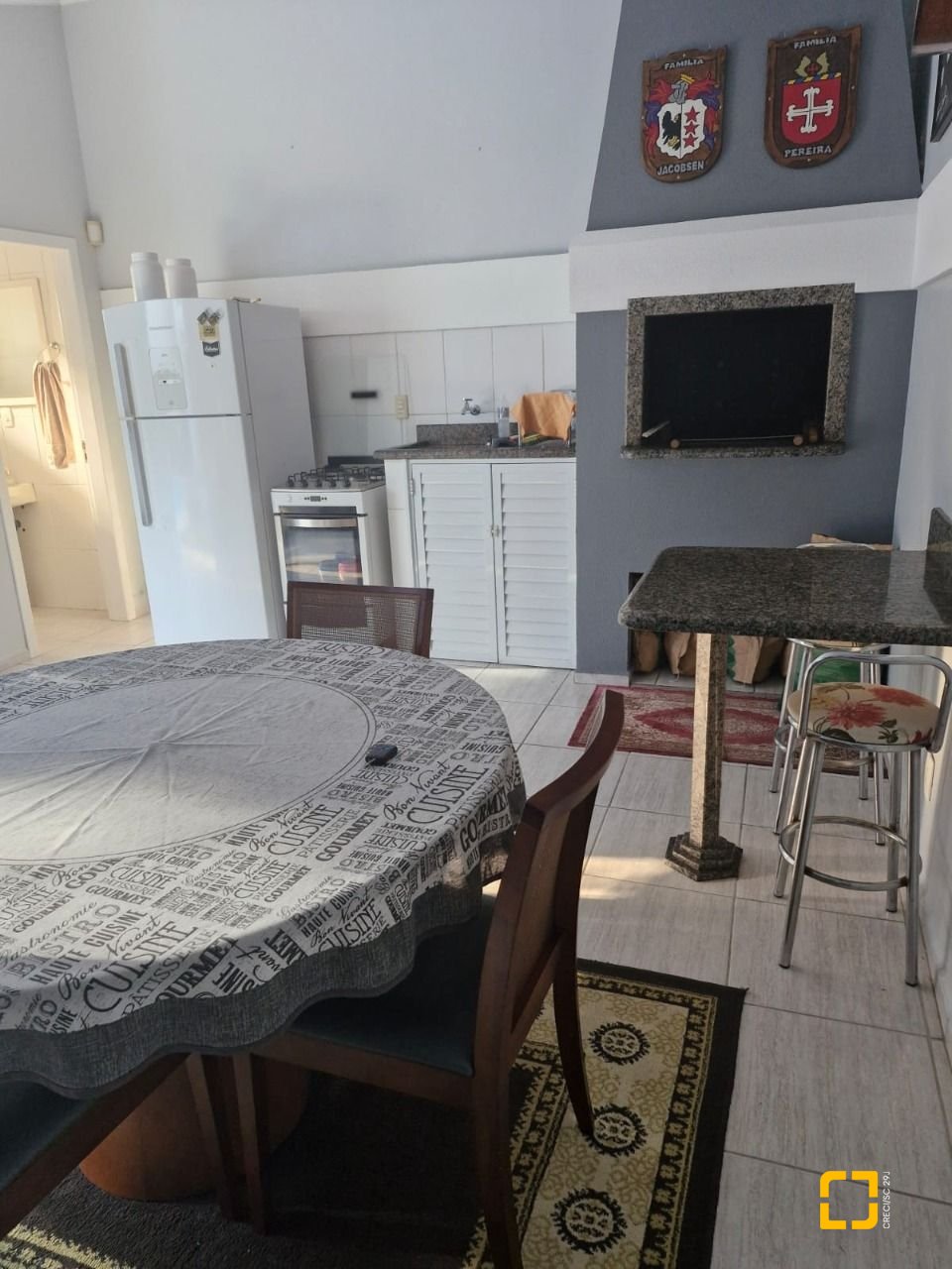 Casa com 240m², 5 quartos (sendo 1 suíte), 2 garagens, no bairro Santa Mônica em Florianópolis