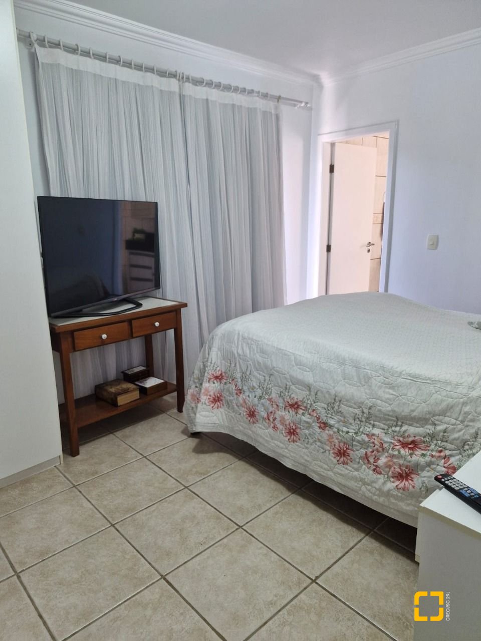 Casa com 240m², 5 quartos (sendo 1 suíte), 2 garagens, no bairro Santa Mônica em Florianópolis