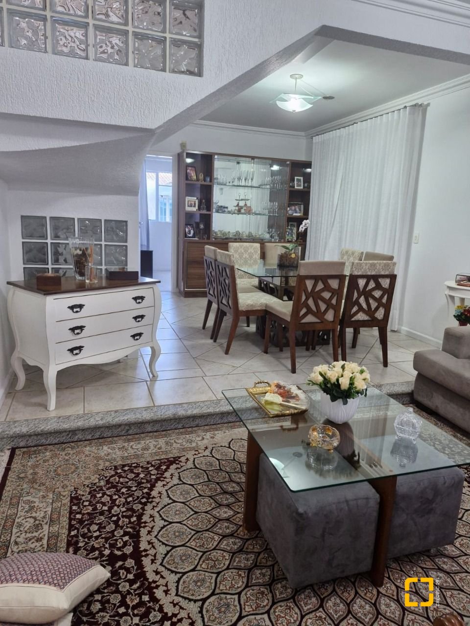 Casa com 240m², 5 quartos (sendo 1 suíte), 2 garagens, no bairro Santa Mônica em Florianópolis