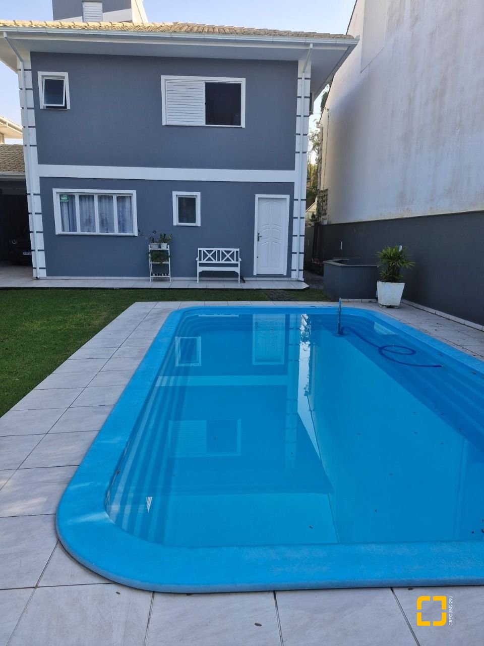 Casa com 240m², 5 quartos (sendo 1 suíte), 2 garagens, no bairro Santa Mônica em Florianópolis