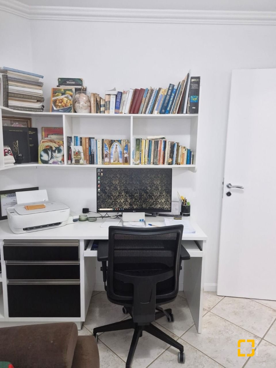 Casa com 240m², 5 quartos (sendo 1 suíte), 2 garagens, no bairro Santa Mônica em Florianópolis