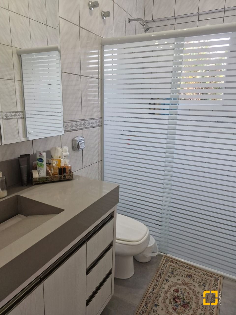 Casa com 240m², 5 quartos (sendo 1 suíte), 2 garagens, no bairro Santa Mônica em Florianópolis