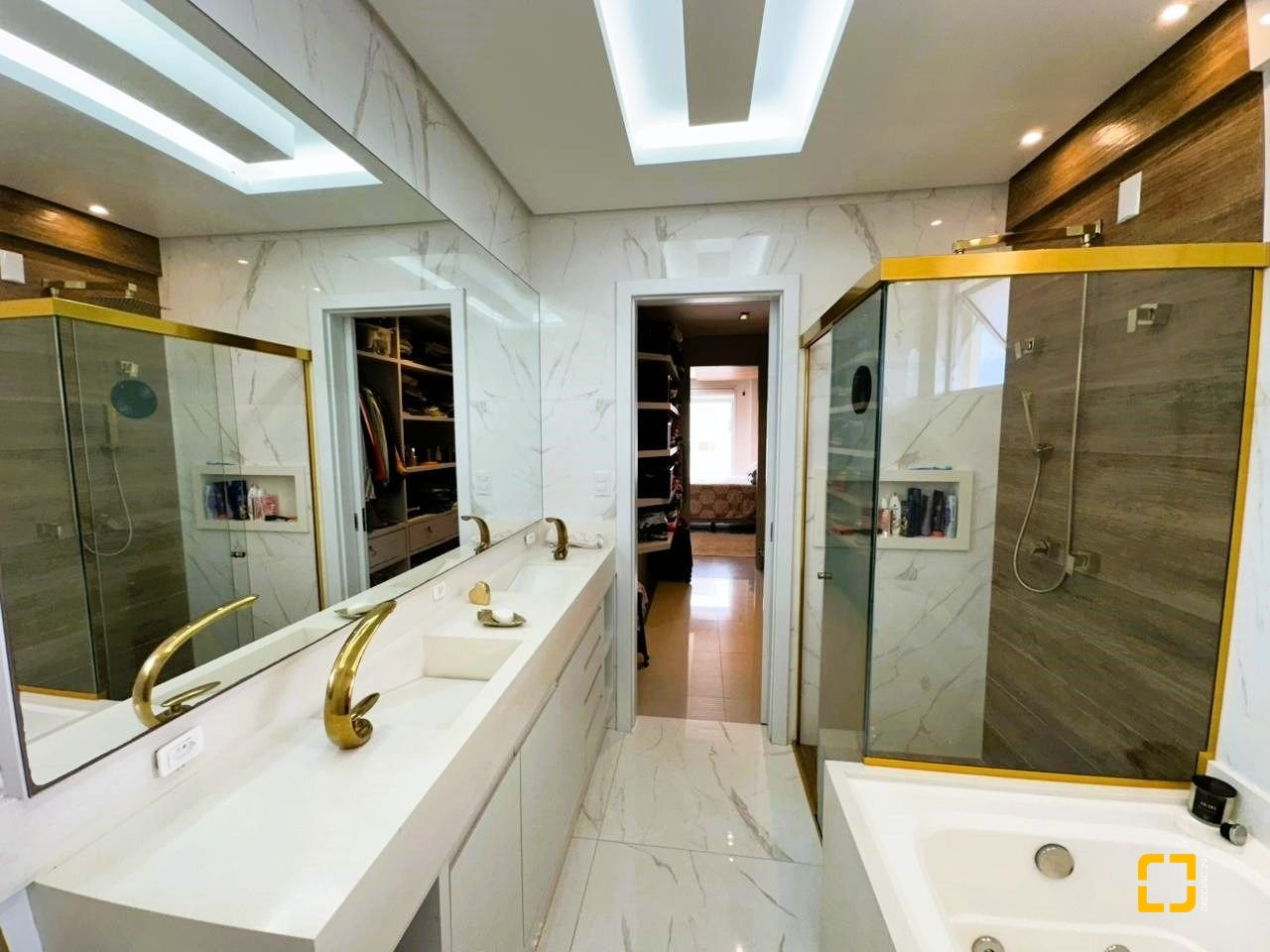 Cobertura com 367m², 3 quartos (sendo 3 suítes), 4 garagens, no bairro Estreito em Florianópolis