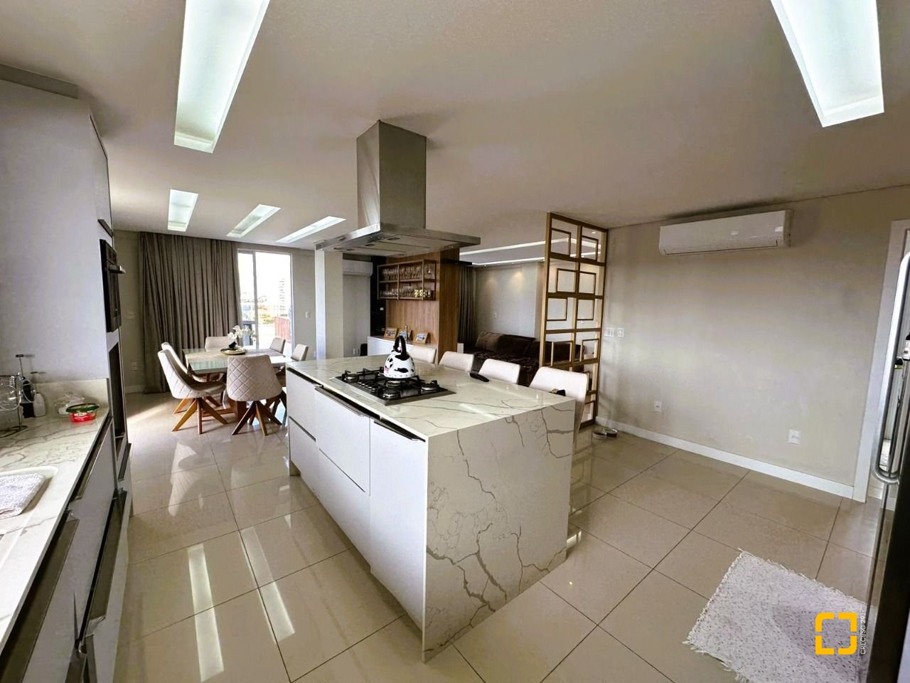 Cobertura com 367m², 3 quartos (sendo 3 suítes), 4 garagens, no bairro Estreito em Florianópolis
