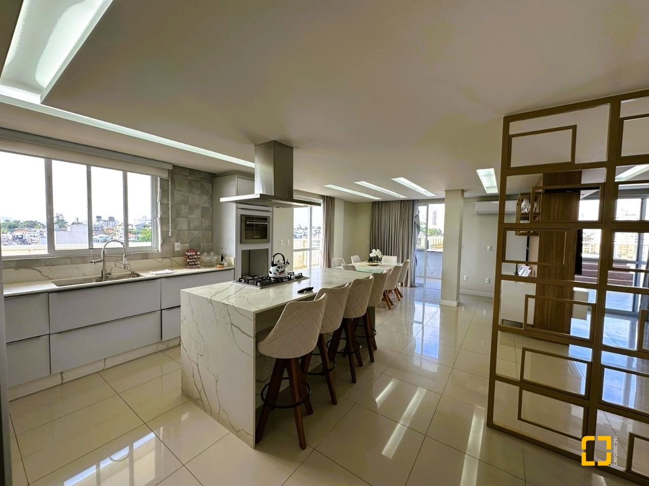 Cobertura com 367m², 3 quartos (sendo 3 suítes), 4 garagens, no bairro Estreito em Florianópolis