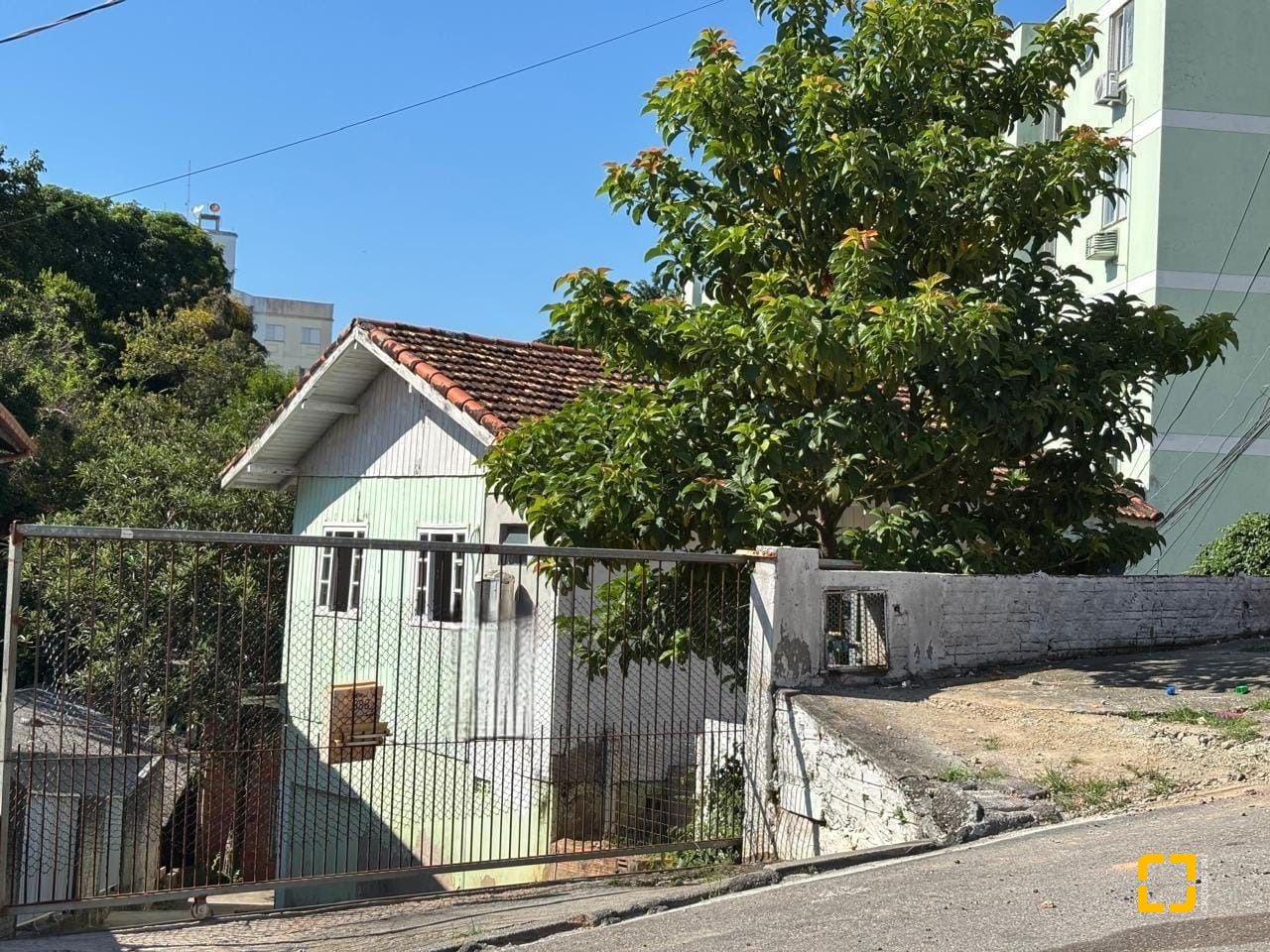 Terreno com 593m², no bairro Capoeiras em Florianópolis