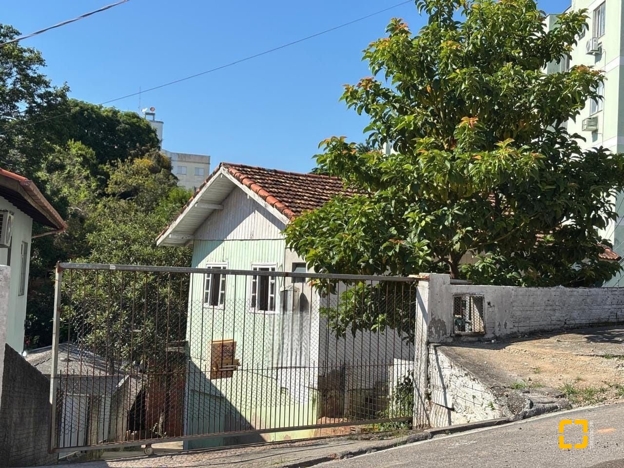 Terreno com 593m², no bairro Capoeiras em Florianópolis