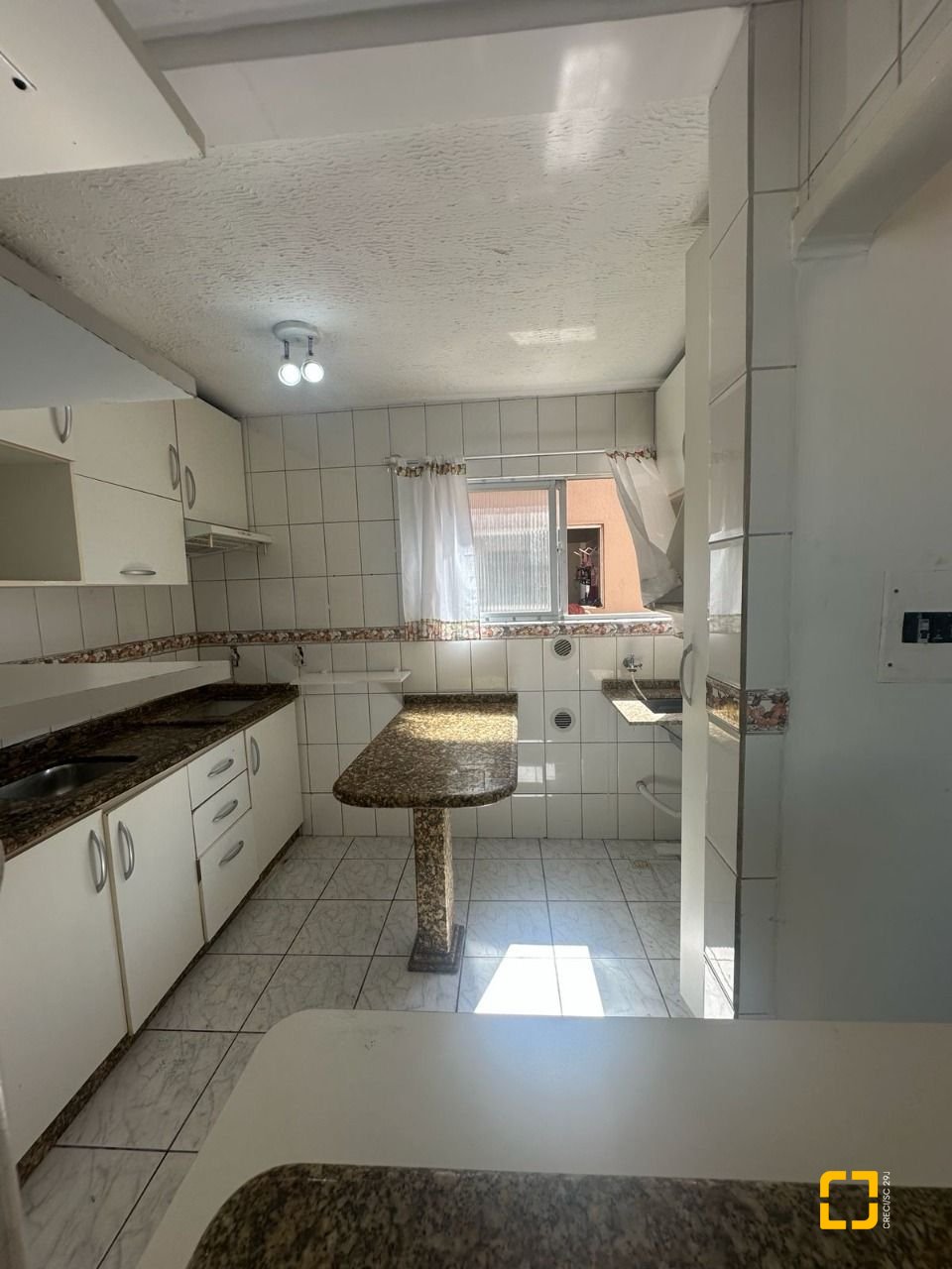 Apartamento com 48m², 2 quartos, 1 garagem, no bairro Barreiros em São José