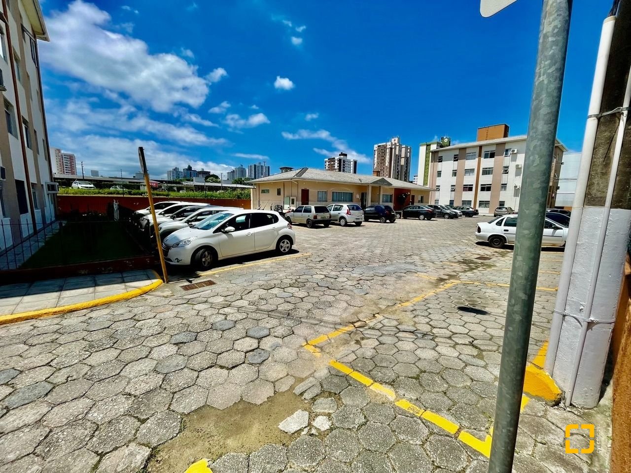 Apartamento com 48m², 2 quartos, 1 garagem, no bairro Barreiros em São José