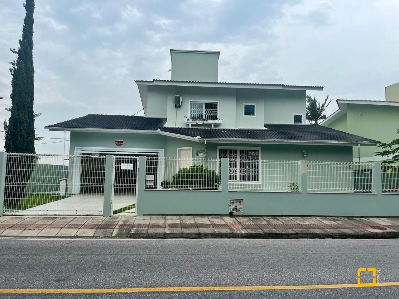 Casa com 223m², 3 quartos (sendo 3 suítes), 2 garagens, no bairro Ponta de Baixo em São José