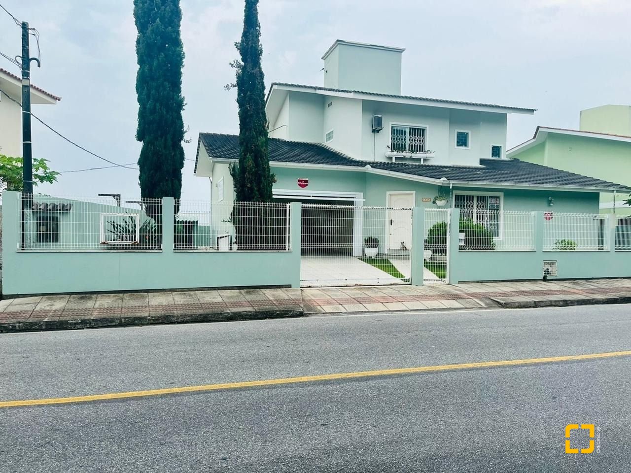 Casa com 223m², 3 quartos (sendo 3 suítes), 2 garagens, no bairro Ponta de Baixo em São José