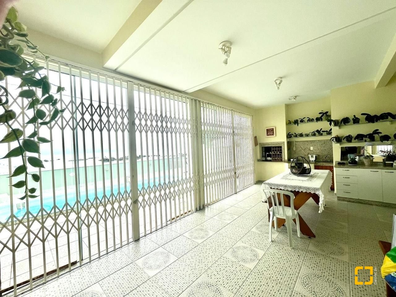Casa com 223m², 3 quartos (sendo 3 suítes), 2 garagens, no bairro Ponta de Baixo em São José