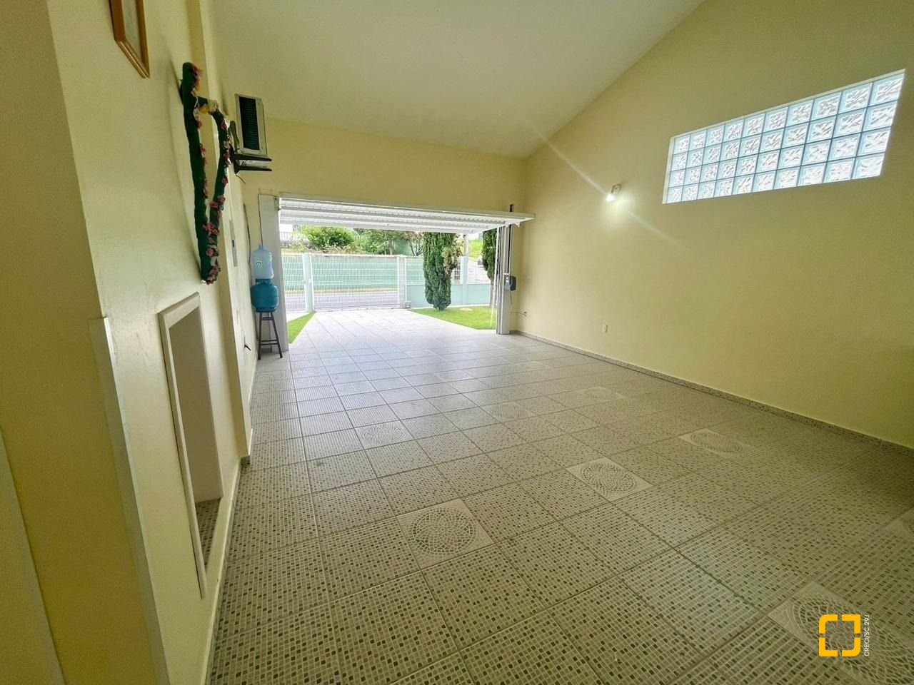 Casa com 223m², 3 quartos (sendo 3 suítes), 2 garagens, no bairro Ponta de Baixo em São José
