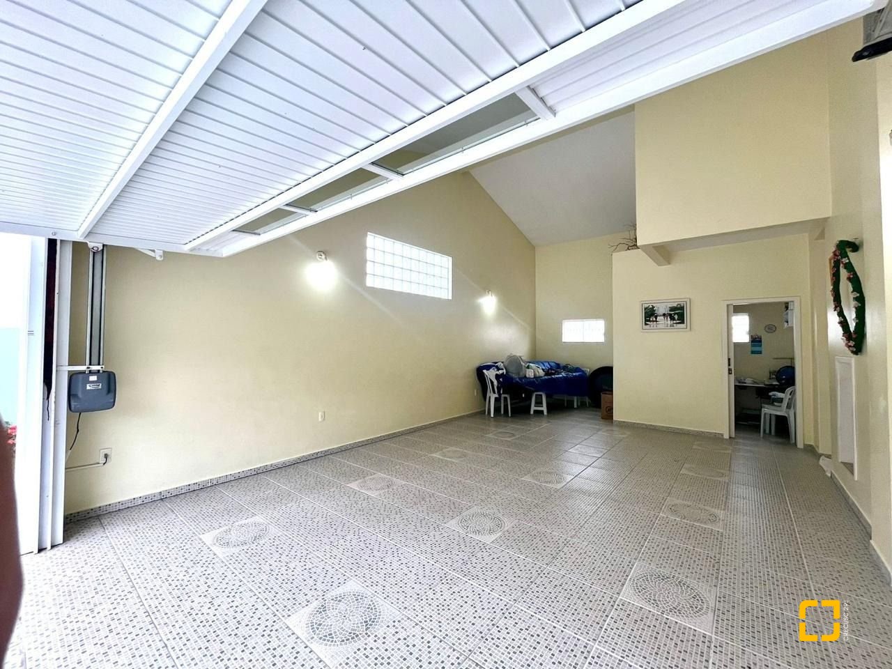 Casa com 223m², 3 quartos (sendo 3 suítes), 2 garagens, no bairro Ponta de Baixo em São José