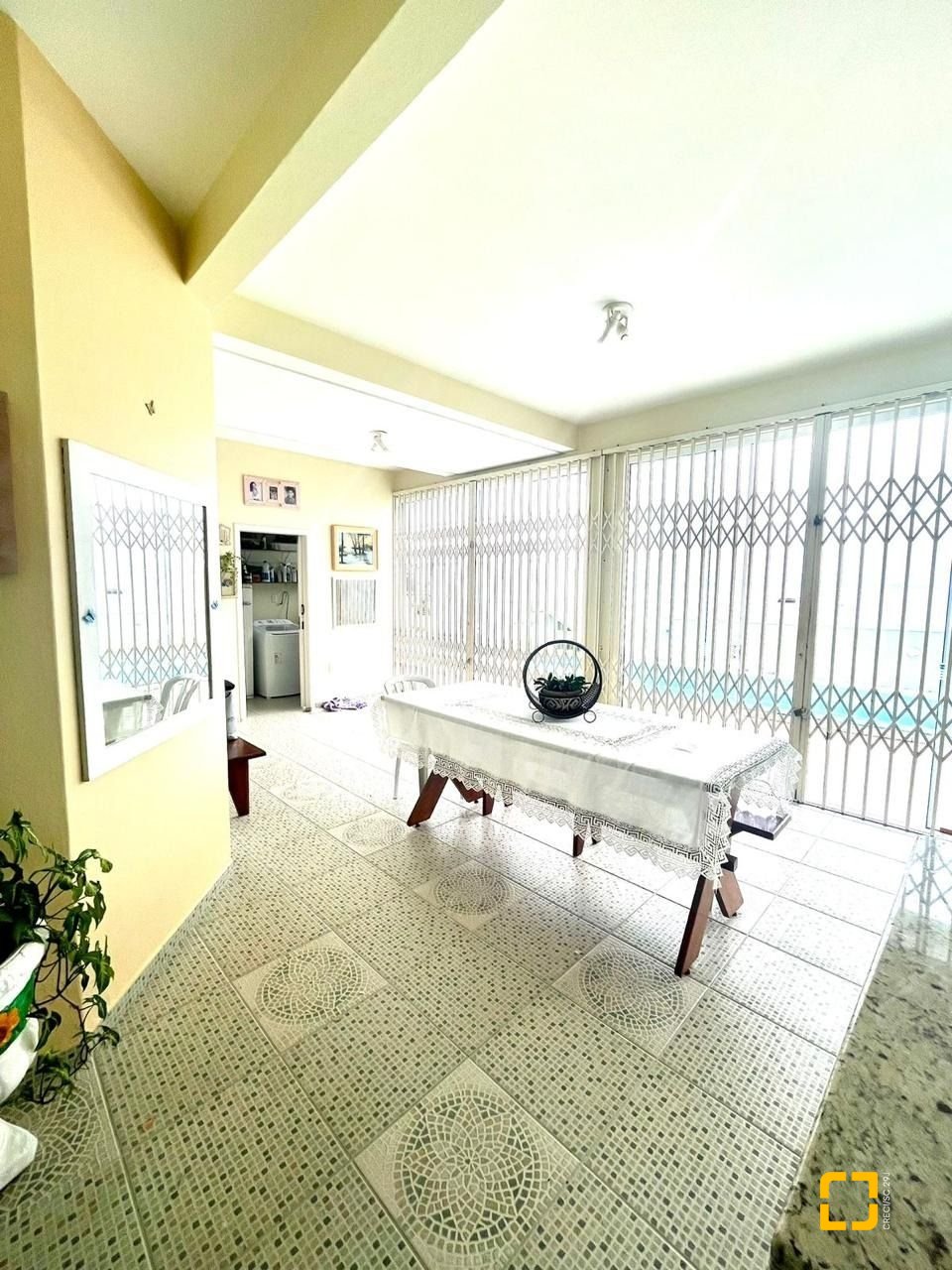 Casa com 223m², 3 quartos (sendo 3 suítes), 2 garagens, no bairro Ponta de Baixo em São José