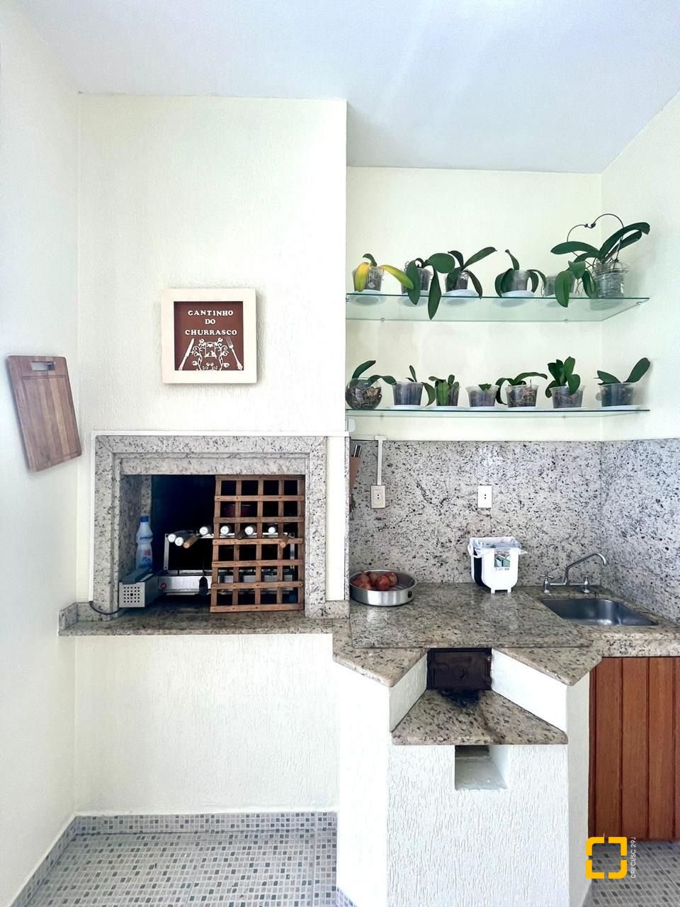 Casa com 223m², 3 quartos (sendo 3 suítes), 2 garagens, no bairro Ponta de Baixo em São José