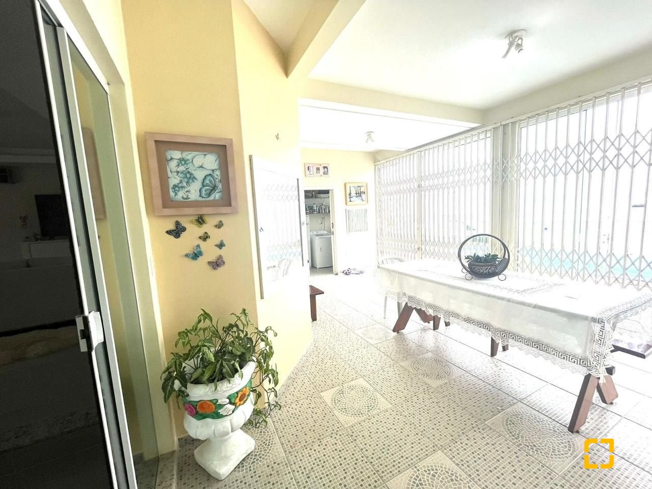 Casa com 223m², 3 quartos (sendo 3 suítes), 2 garagens, no bairro Ponta de Baixo em São José