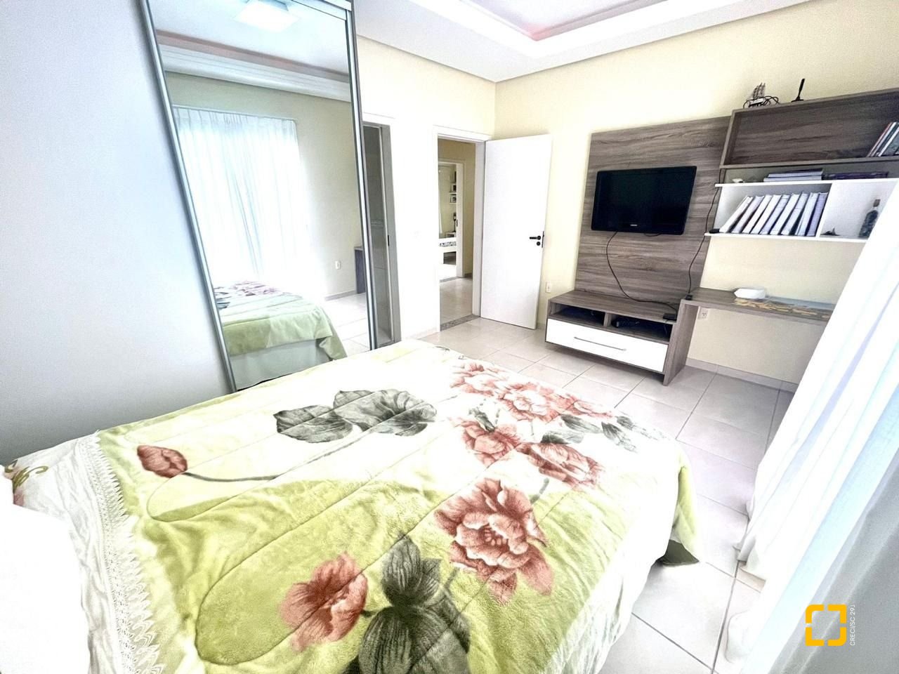 Casa com 223m², 3 quartos (sendo 3 suítes), 2 garagens, no bairro Ponta de Baixo em São José