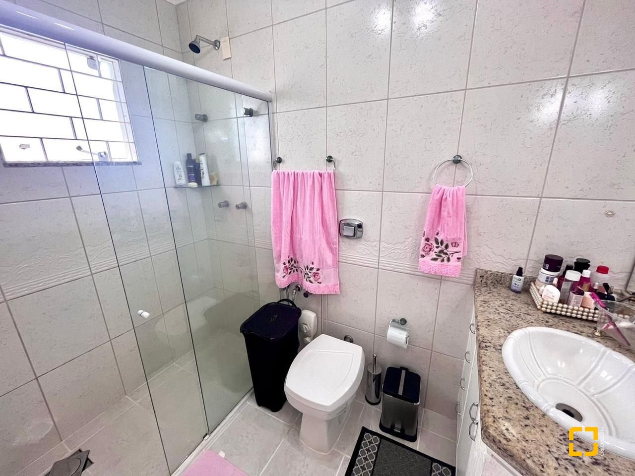 Casa com 223m², 3 quartos (sendo 3 suítes), 2 garagens, no bairro Ponta de Baixo em São José