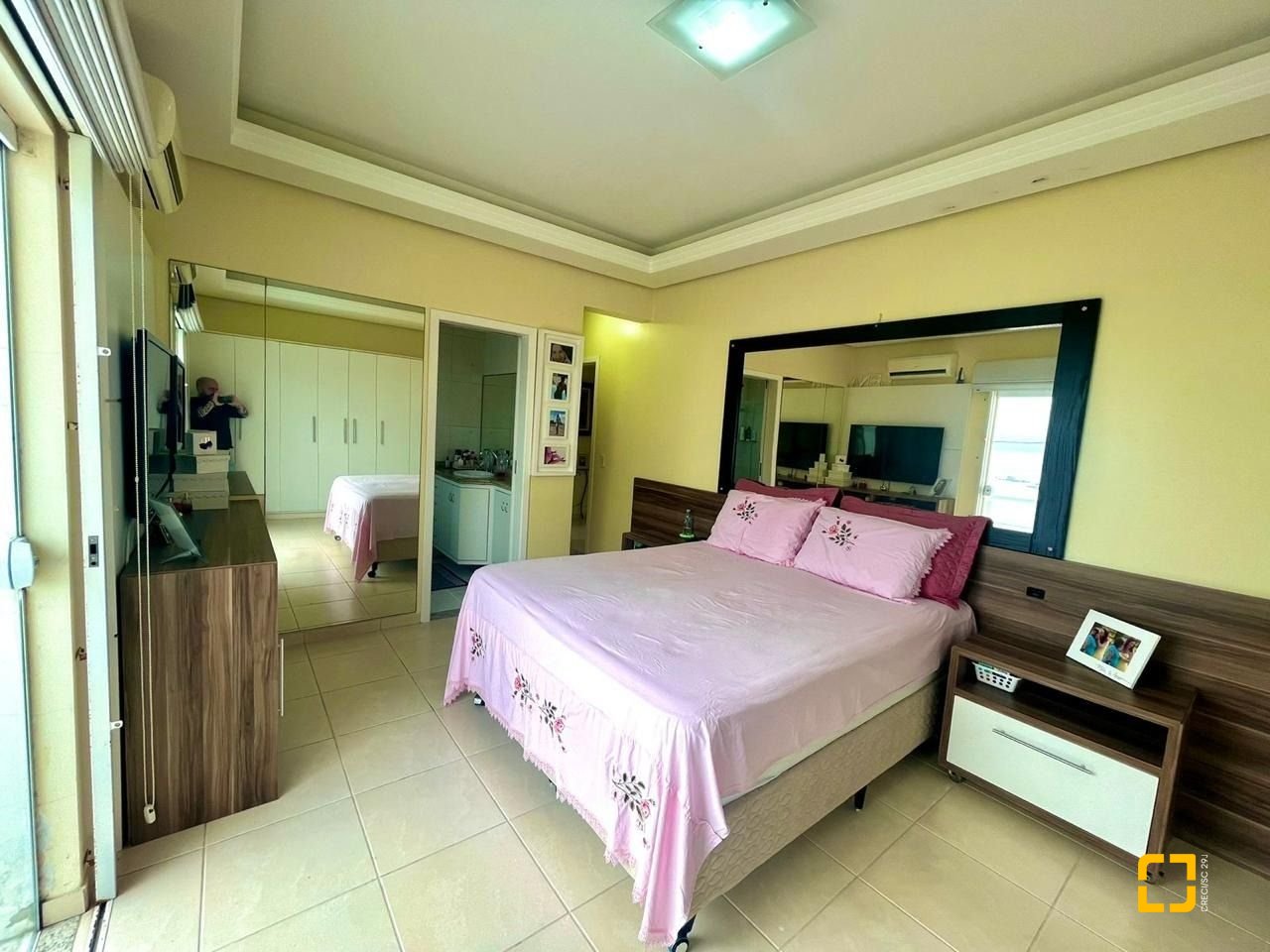 Casa com 223m², 3 quartos (sendo 3 suítes), 2 garagens, no bairro Ponta de Baixo em São José