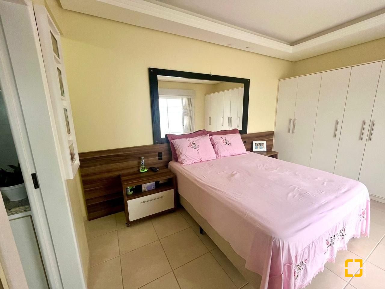 Casa com 223m², 3 quartos (sendo 3 suítes), 2 garagens, no bairro Ponta de Baixo em São José