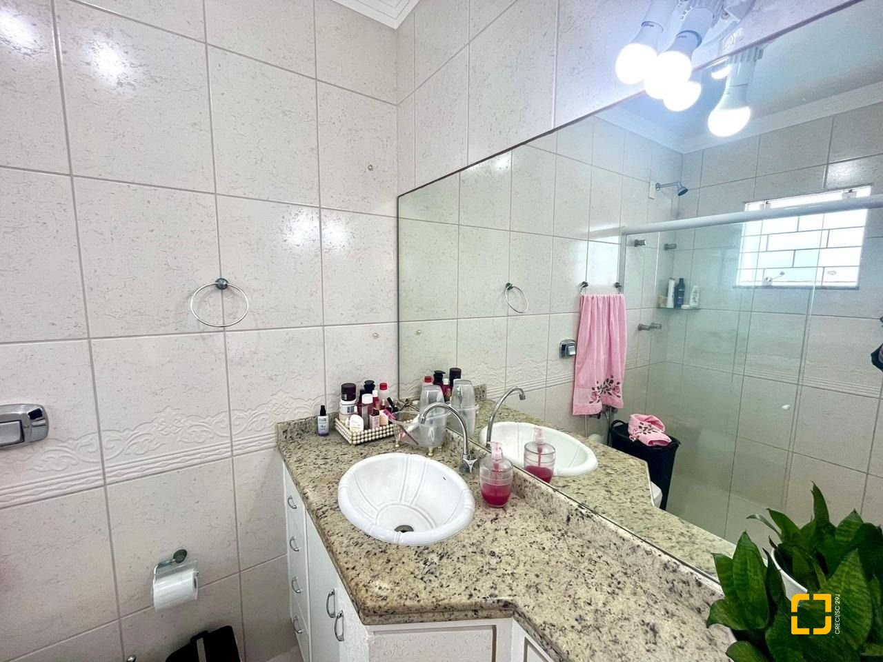 Casa com 223m², 3 quartos (sendo 3 suítes), 2 garagens, no bairro Ponta de Baixo em São José