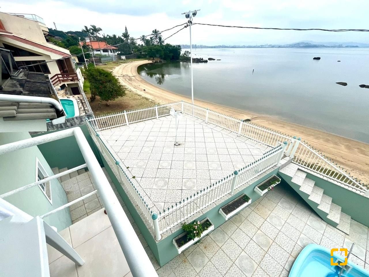 Casa com 223m², 3 quartos (sendo 3 suítes), 2 garagens, no bairro Ponta de Baixo em São José