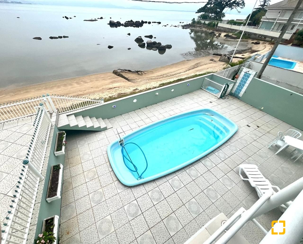 Casa com 223m², 3 quartos (sendo 3 suítes), 2 garagens, no bairro Ponta de Baixo em São José