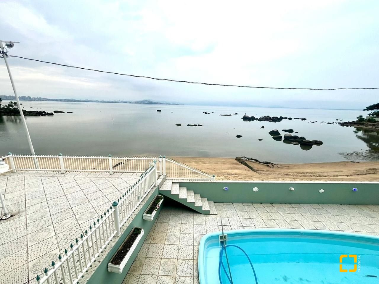 Casa com 223m², 3 quartos (sendo 3 suítes), 2 garagens, no bairro Ponta de Baixo em São José