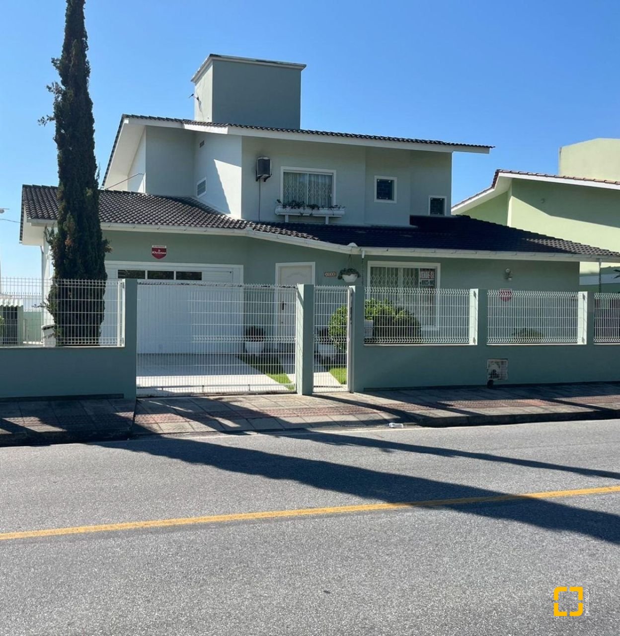 Casa com 223m², 3 quartos (sendo 3 suítes), 2 garagens, no bairro Ponta de Baixo em São José