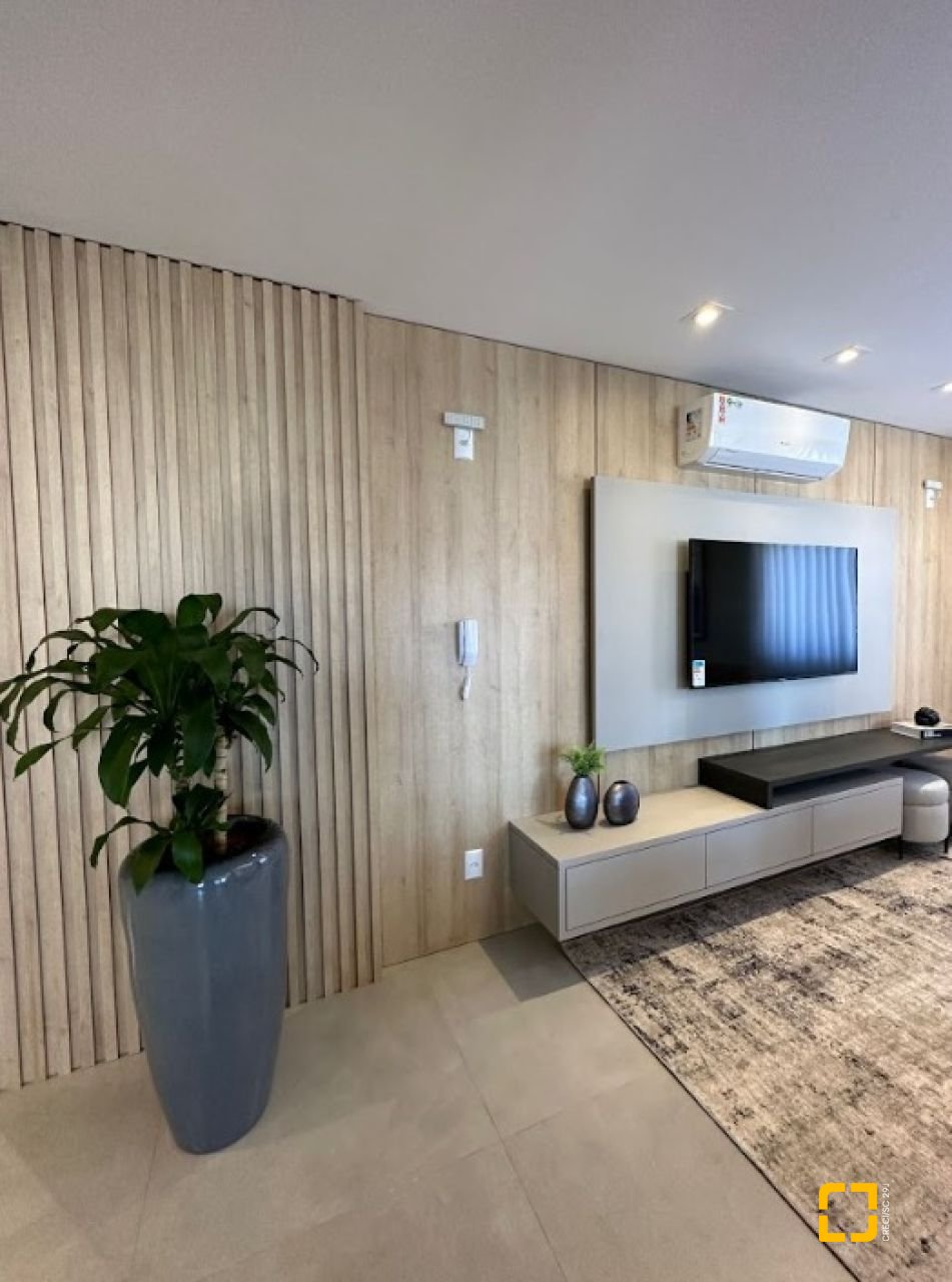Apartamento com 75m², 2 quartos (sendo 1 suíte), 1 garagem, no bairro Barreiros em São José