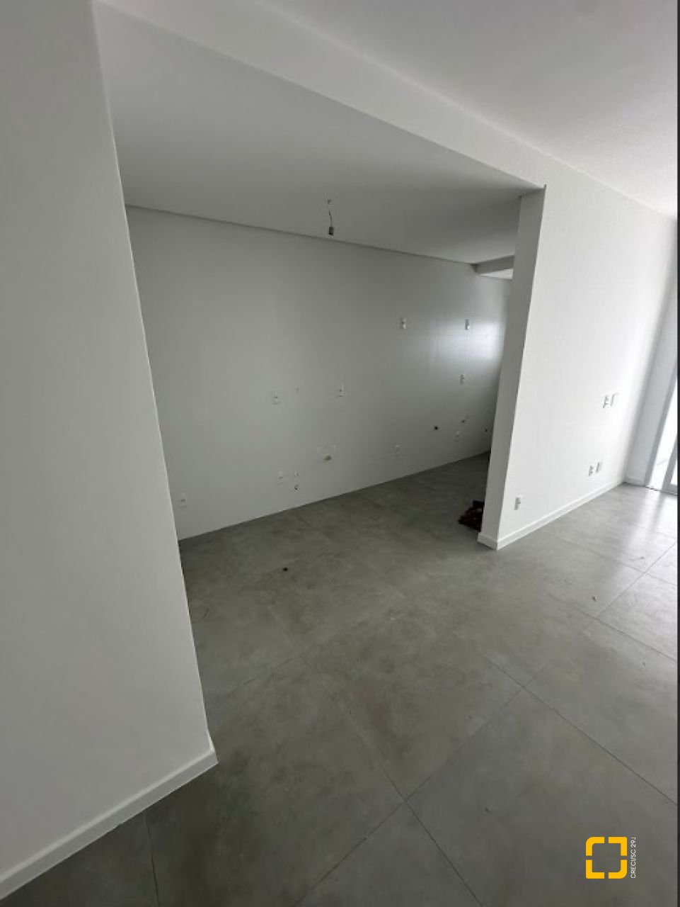 Apartamento com 75m², 2 quartos (sendo 1 suíte), 1 garagem, no bairro Barreiros em São José