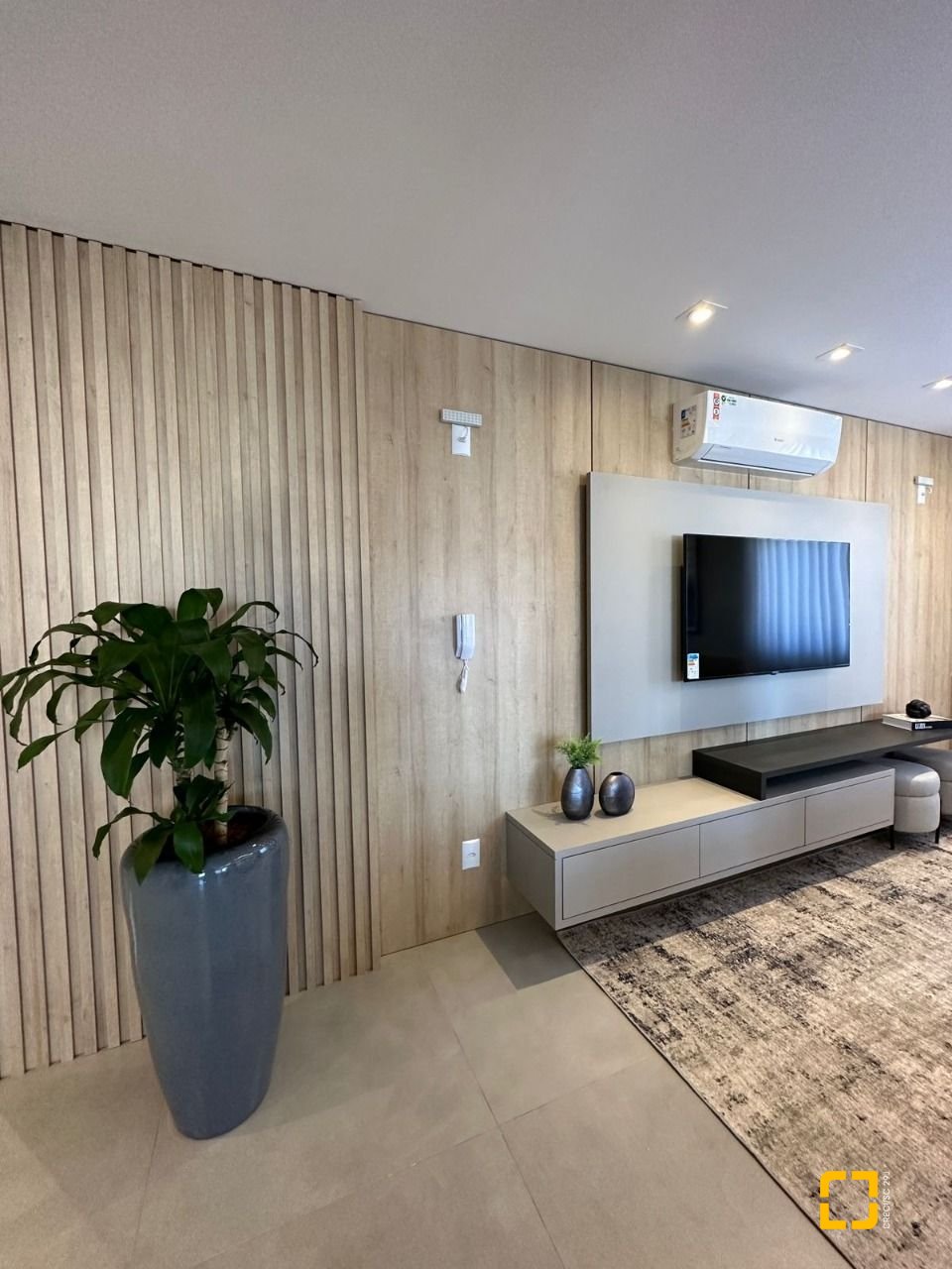 Apartamento com 75m², 2 quartos (sendo 1 suíte), 1 garagem, no bairro Barreiros em São José