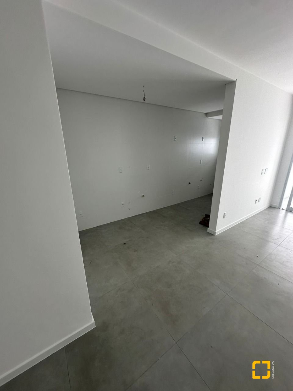 Apartamento com 75m², 2 quartos (sendo 1 suíte), 1 garagem, no bairro Barreiros em São José