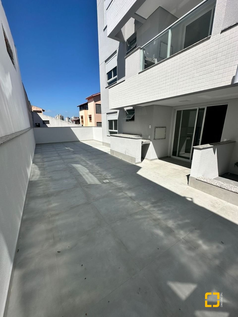 Apartamento com 75m², 2 quartos (sendo 1 suíte), 1 garagem, no bairro Barreiros em São José
