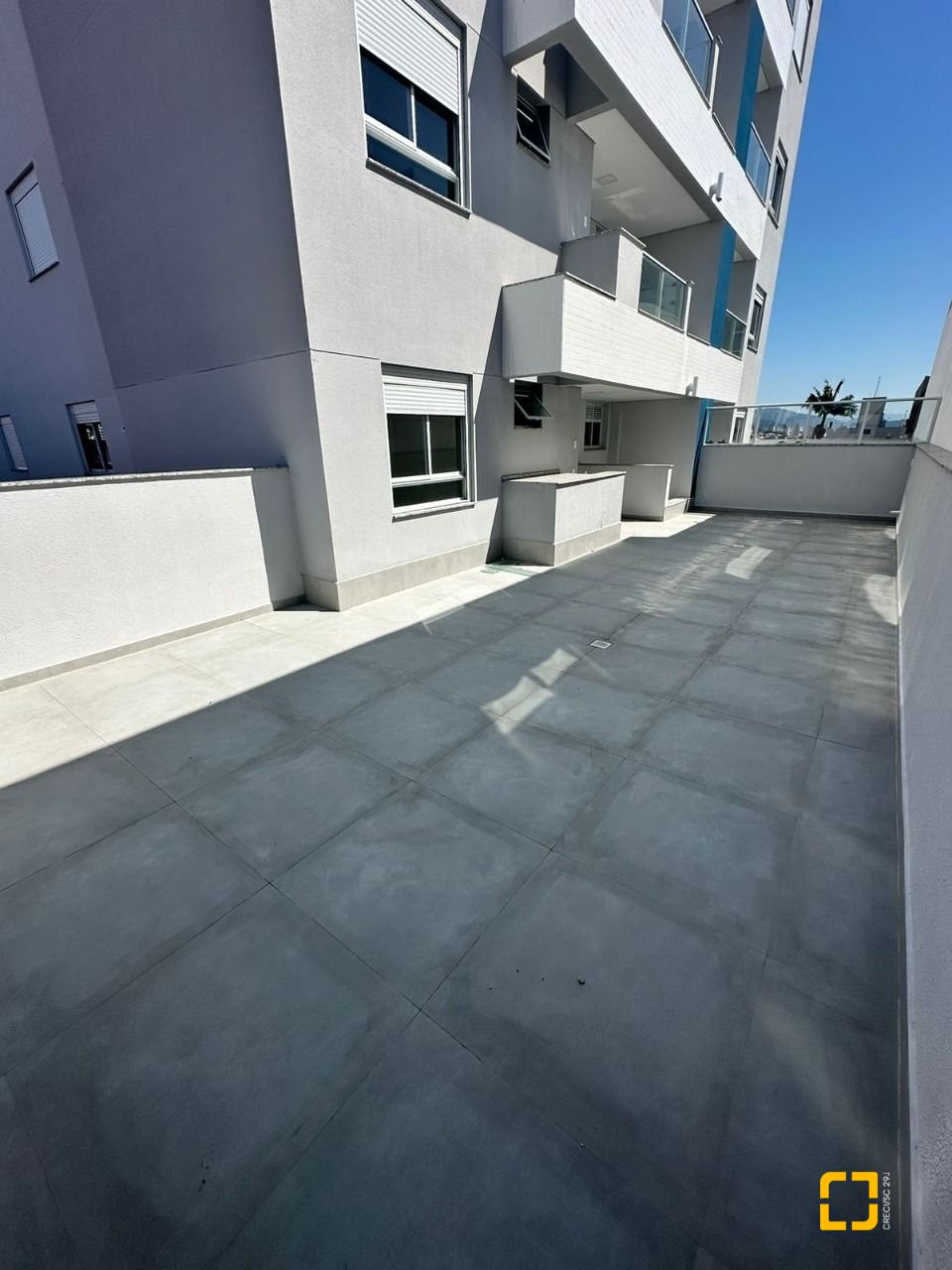 Apartamento com 75m², 2 quartos (sendo 1 suíte), 1 garagem, no bairro Barreiros em São José