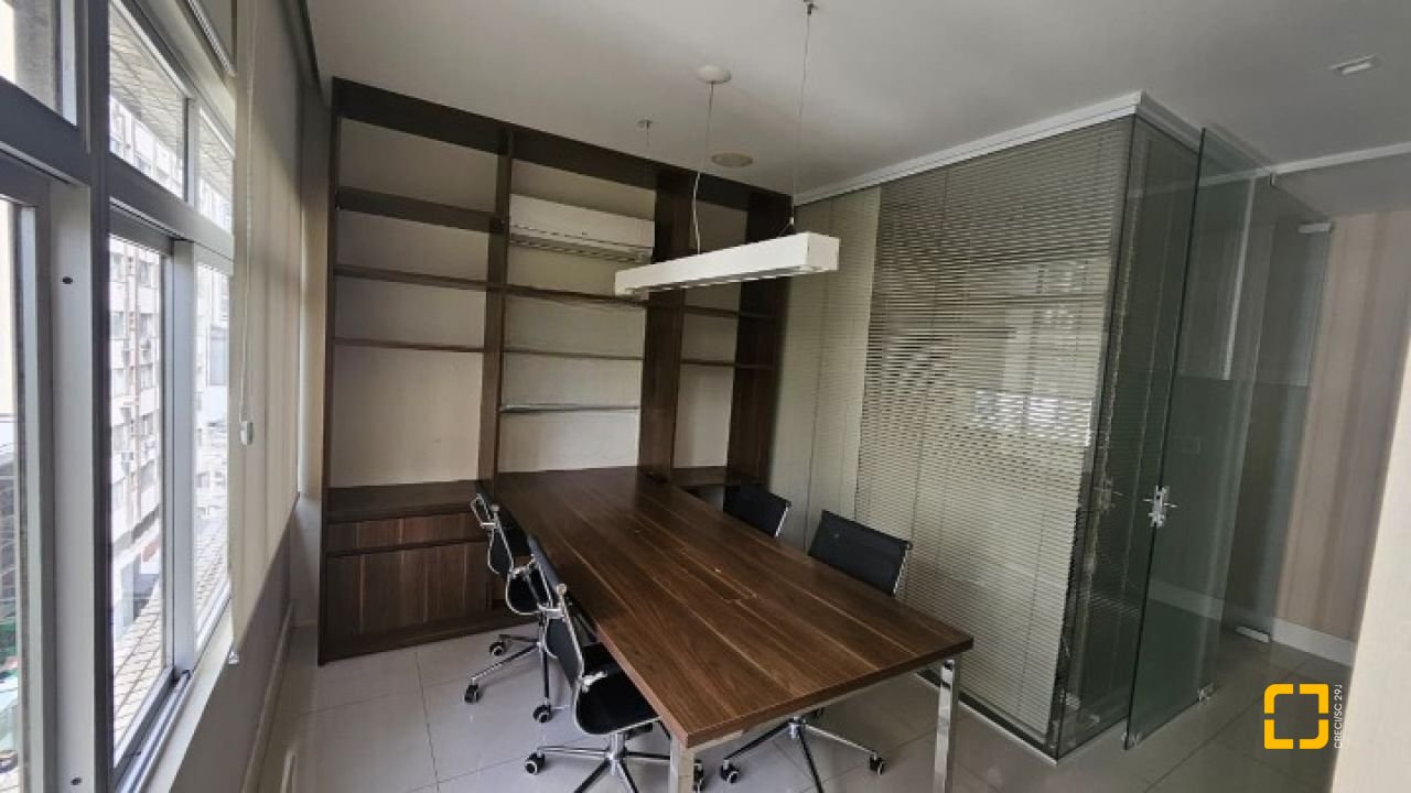 Sala com 58m², no bairro Centro em Florianópolis