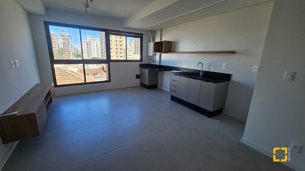 Apartamento com 45m², 2 quartos (sendo 1 suíte), 1 garagem, no bairro Centro em Florianópolis