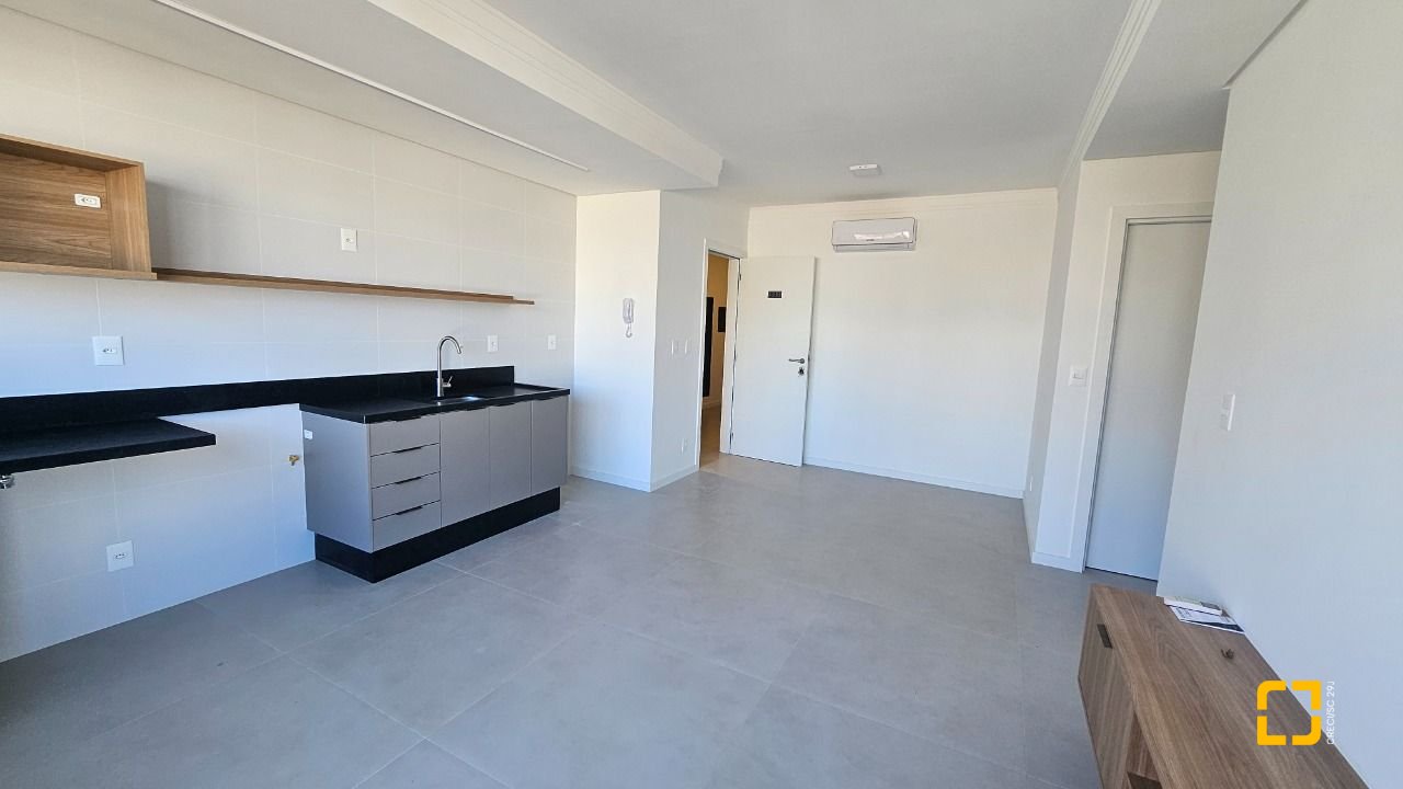 Apartamento com 45m², 2 quartos (sendo 1 suíte), 1 garagem, no bairro Centro em Florianópolis