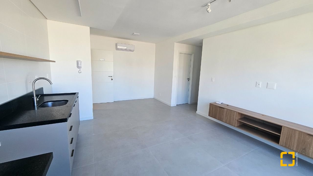 Apartamento com 45m², 2 quartos (sendo 1 suíte), 1 garagem, no bairro Centro em Florianópolis