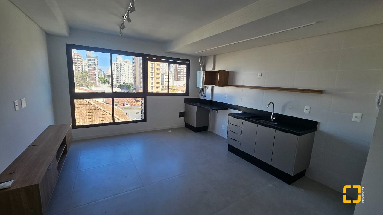Apartamento com 45m², 2 quartos (sendo 1 suíte), 1 garagem, no bairro Centro em Florianópolis