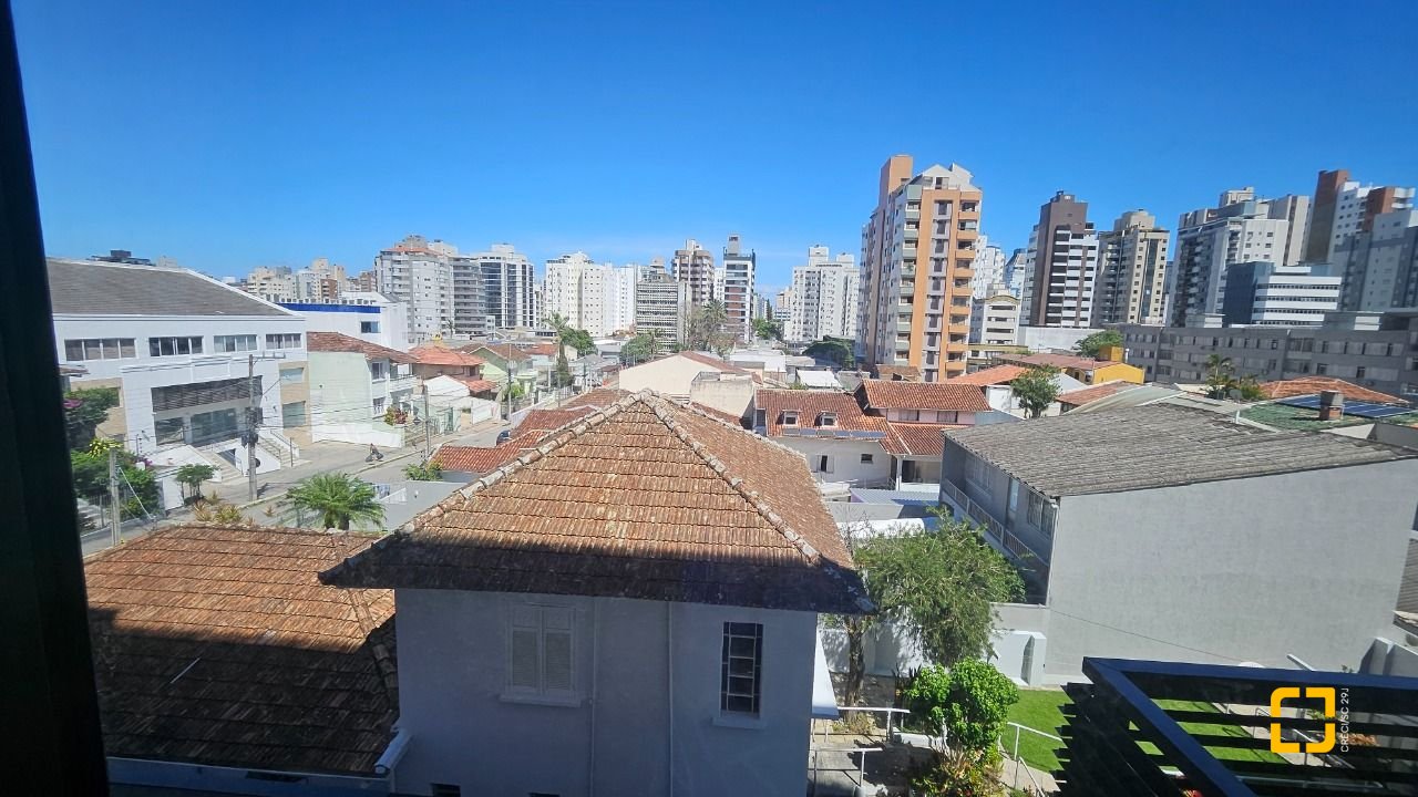 Apartamento com 45m², 2 quartos (sendo 1 suíte), 1 garagem, no bairro Centro em Florianópolis